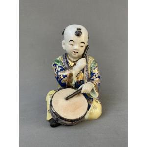 Jeune musicien, sujet en porcelaine asiatique