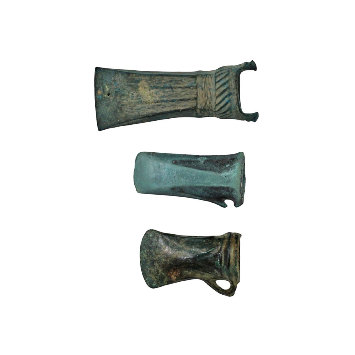 Trois têtes de hache de l'âge du bronze