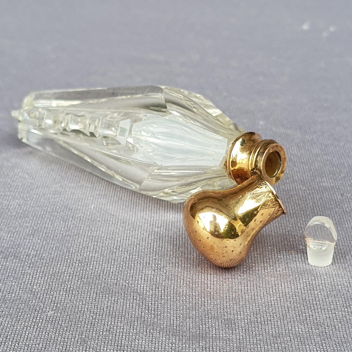 Flacon à sels ou parfum, cristal et or, vers 1880-photo-1