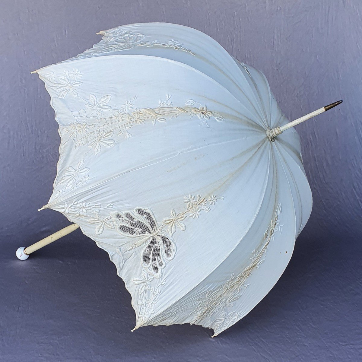 Ombrelle 1900, porcelaine et broderies à décor de papillons