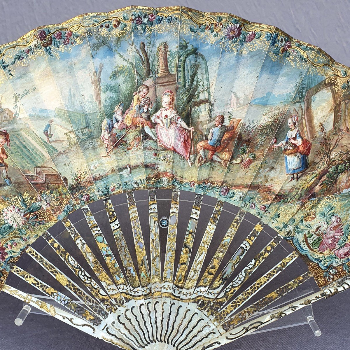 Eventail ancien « Jardinage et galanterie », nacre, gouache sur soie, XVIIIe siècle vers 1780