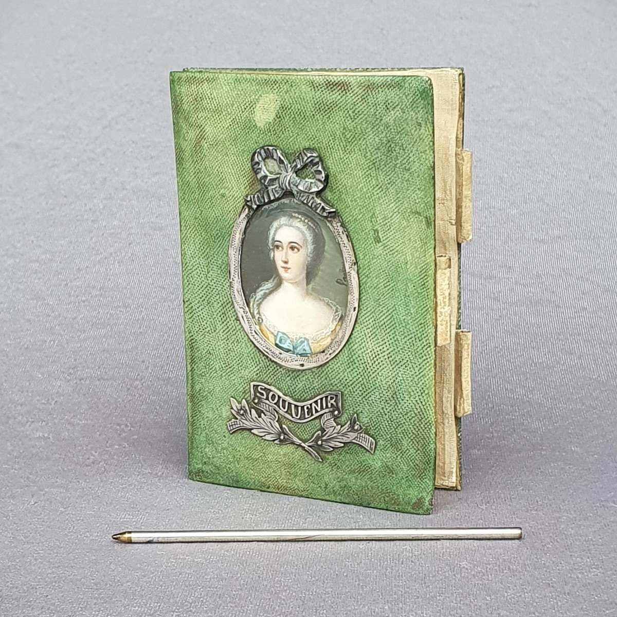 Carnet souvenir en galuchat avec miniature signée, fin du XVIIIe siècle