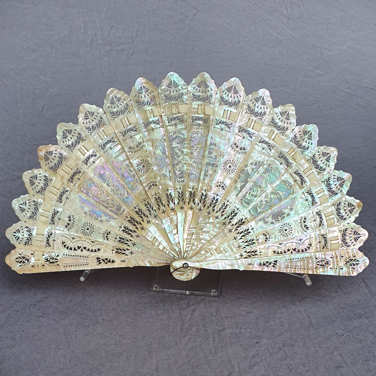 Eventail ancien de type brisé entièrement en nacre, vers 1880-photo-2