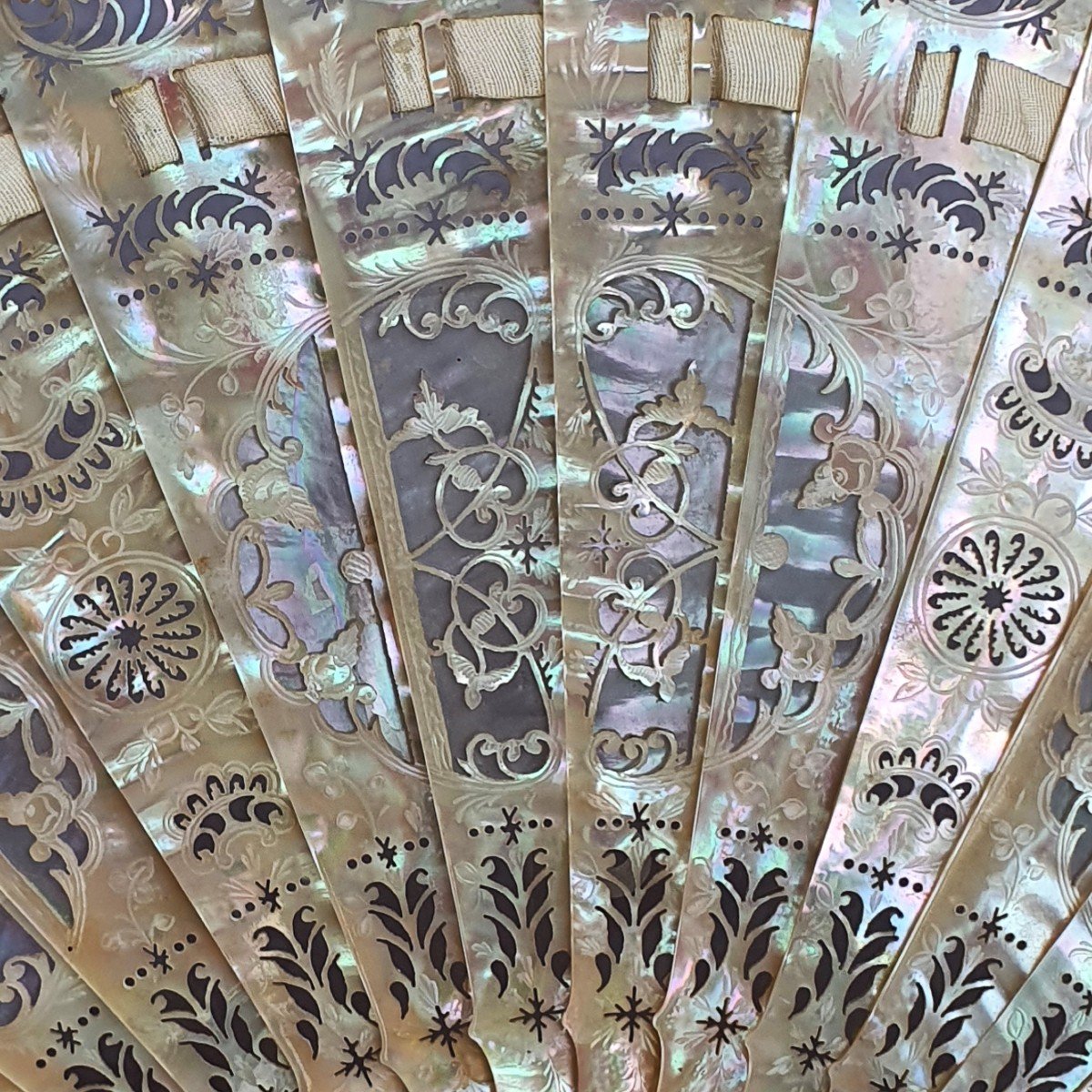 Eventail ancien de type brisé entièrement en nacre, vers 1880-photo-3