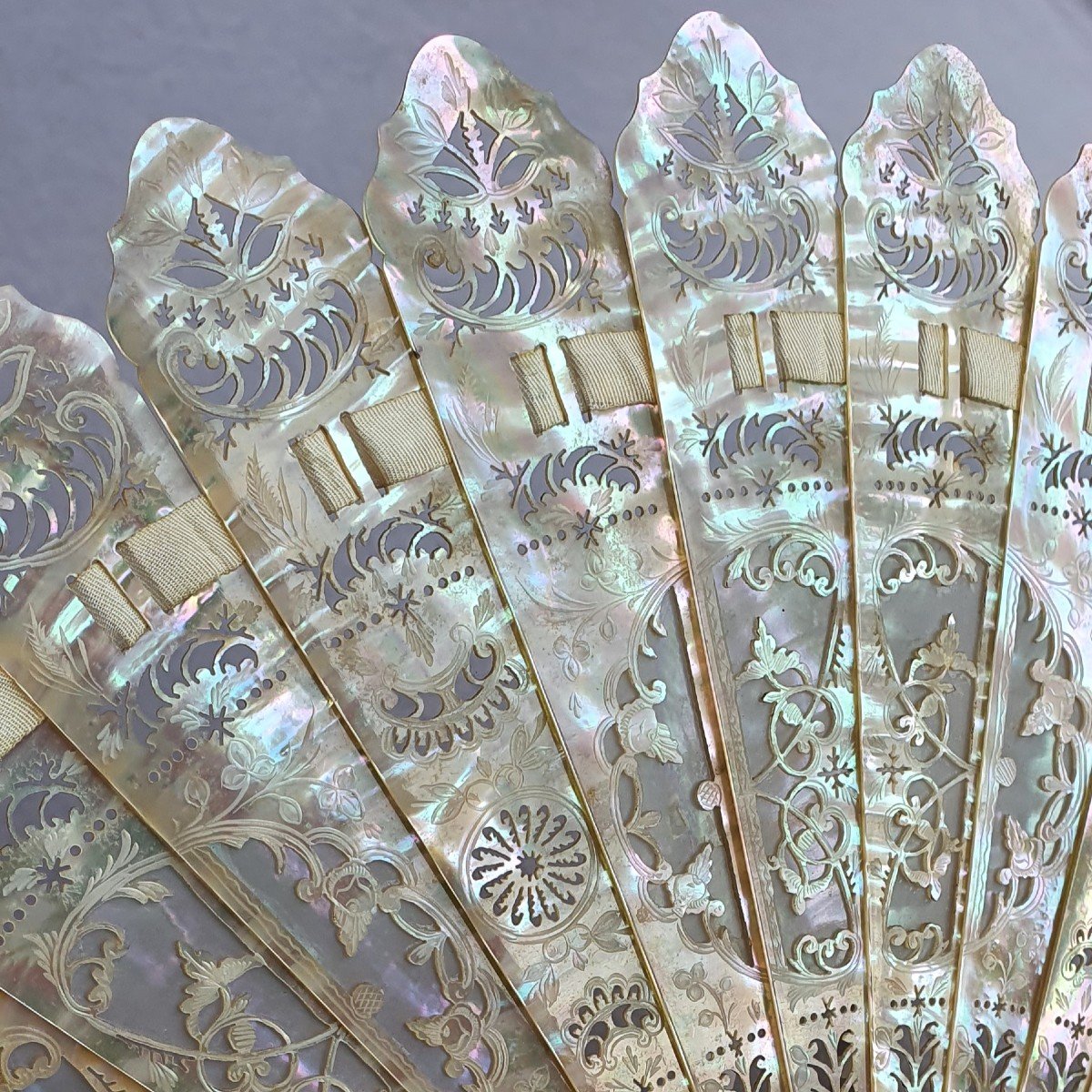 Eventail ancien de type brisé entièrement en nacre, vers 1880-photo-4