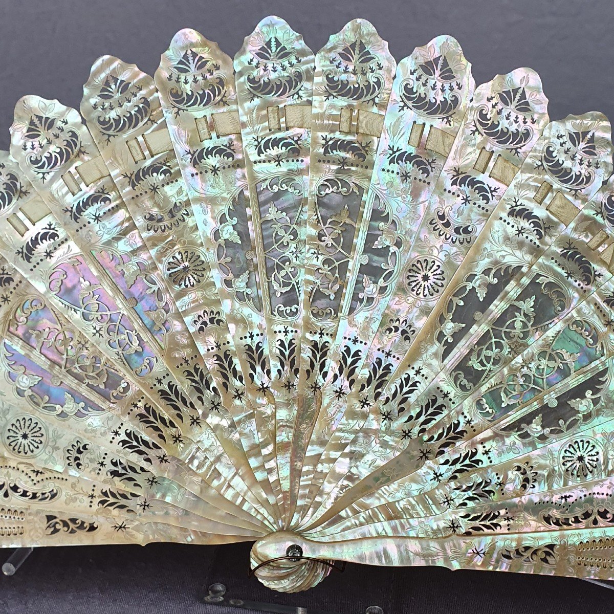 Eventail ancien de type brisé entièrement en nacre, vers 1880-photo-1