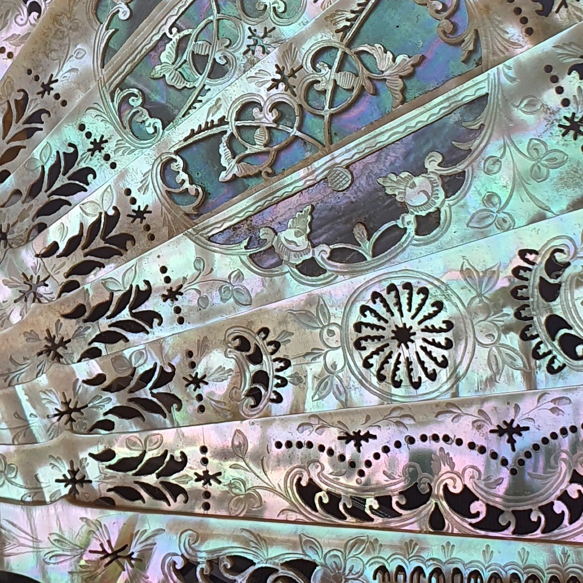 Eventail ancien de type brisé entièrement en nacre, vers 1880-photo-3