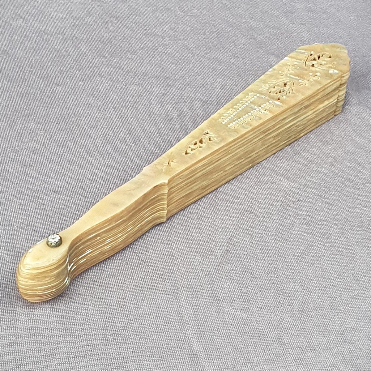 Eventail ancien de type brisé entièrement en nacre, vers 1880-photo-7