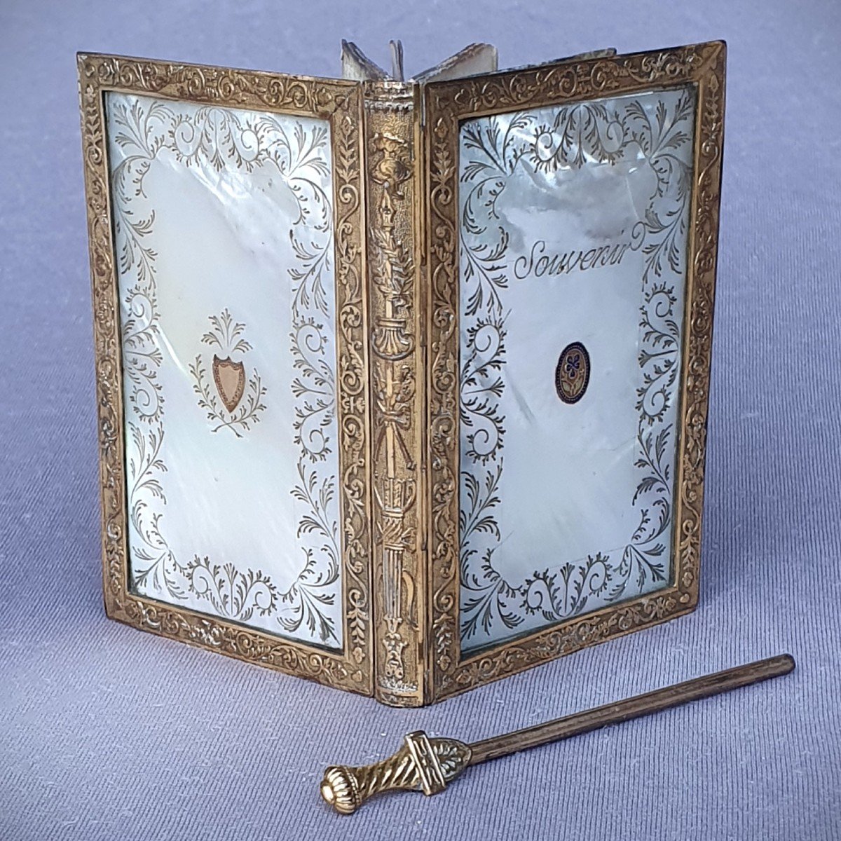 Carnet de bal nacre de 1818, Palais Royal, « souvenir », époque restauration