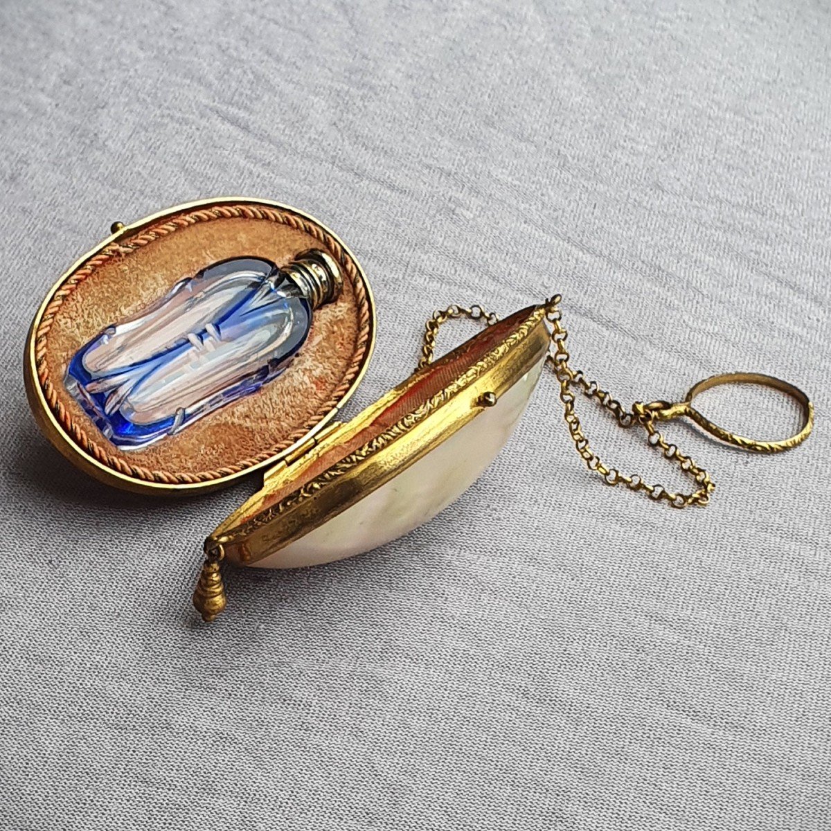 Crystal Scent Bottle And Perfume Bottle In Its Egg-shaped Mother-of-pearl Case-photo-2