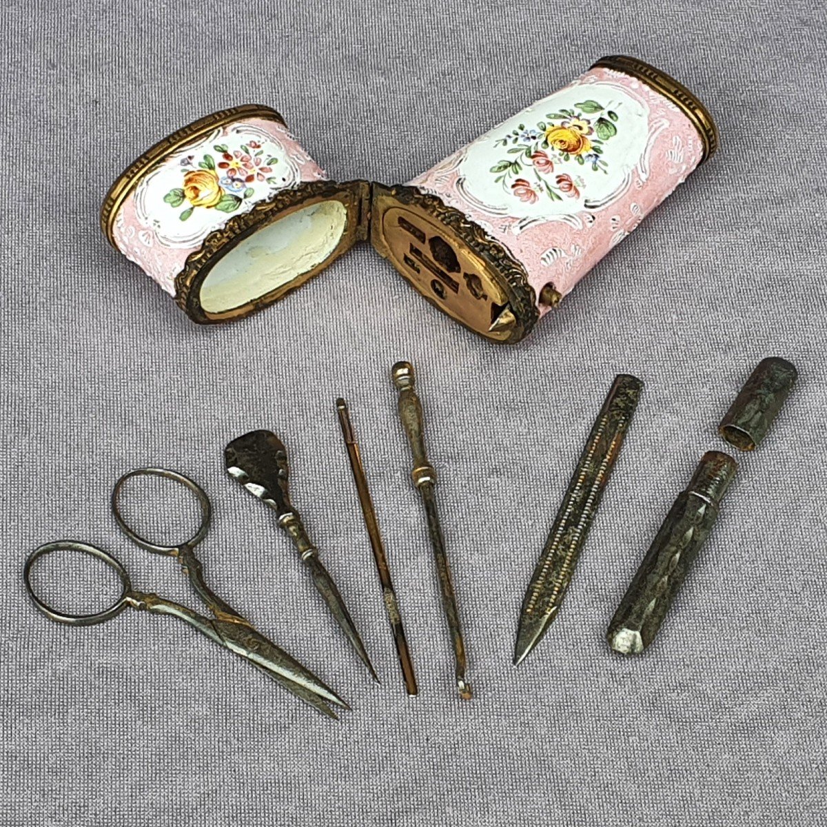 Necessaire de couture en métal émaillé, Battersea XVIIIe siècle-photo-1