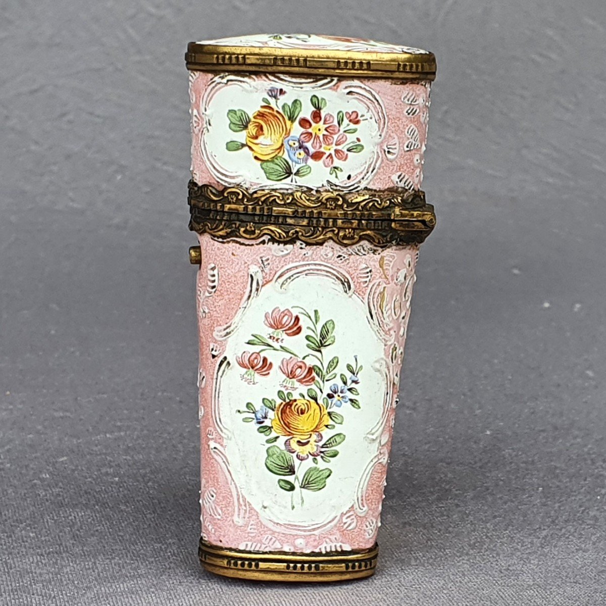Necessaire de couture en métal émaillé, Battersea XVIIIe siècle