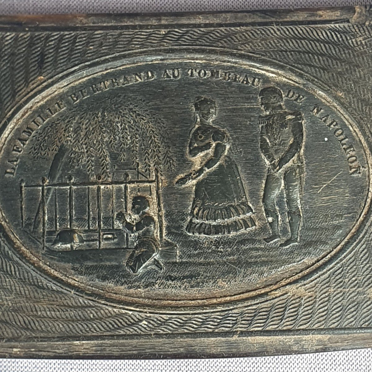 Tabatière Napoléonienne en corne pressée, la famille Bertrand devant le tombeau de Napoléon