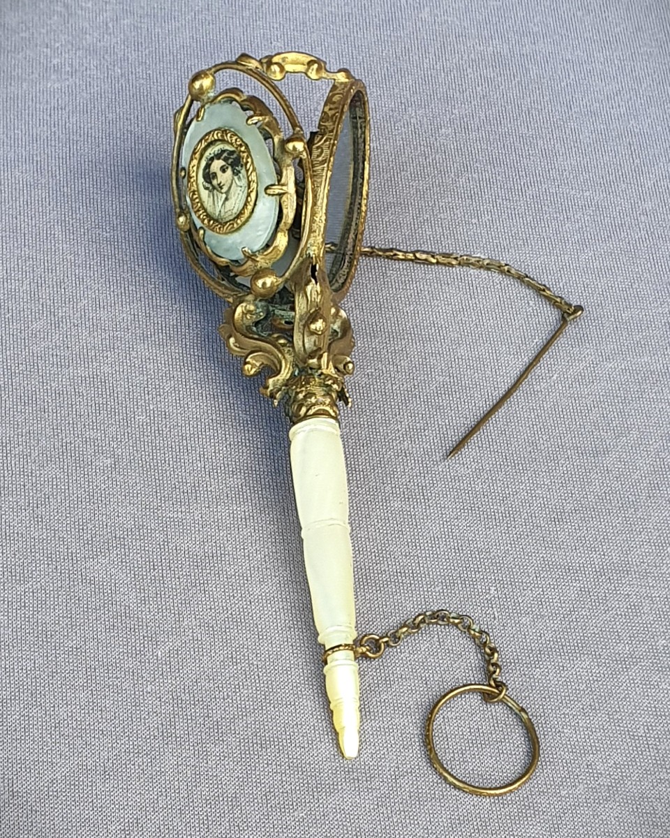 Porte bouquet de bal, époque Napoléon III, manche nacre, miroir 