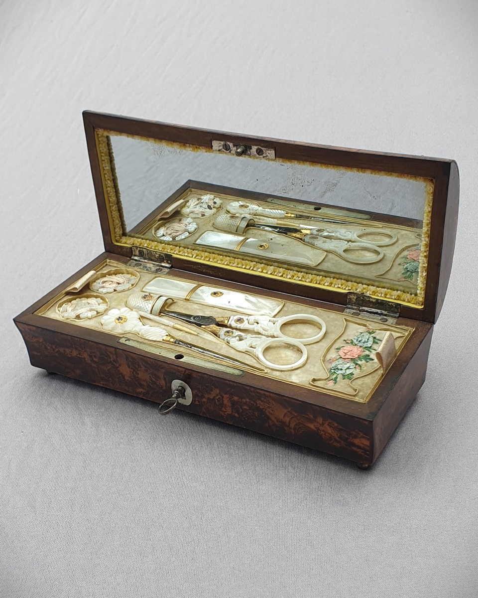 Coffret nécessaire de couture, broderie, Palais Royal Paris, vers 1820
