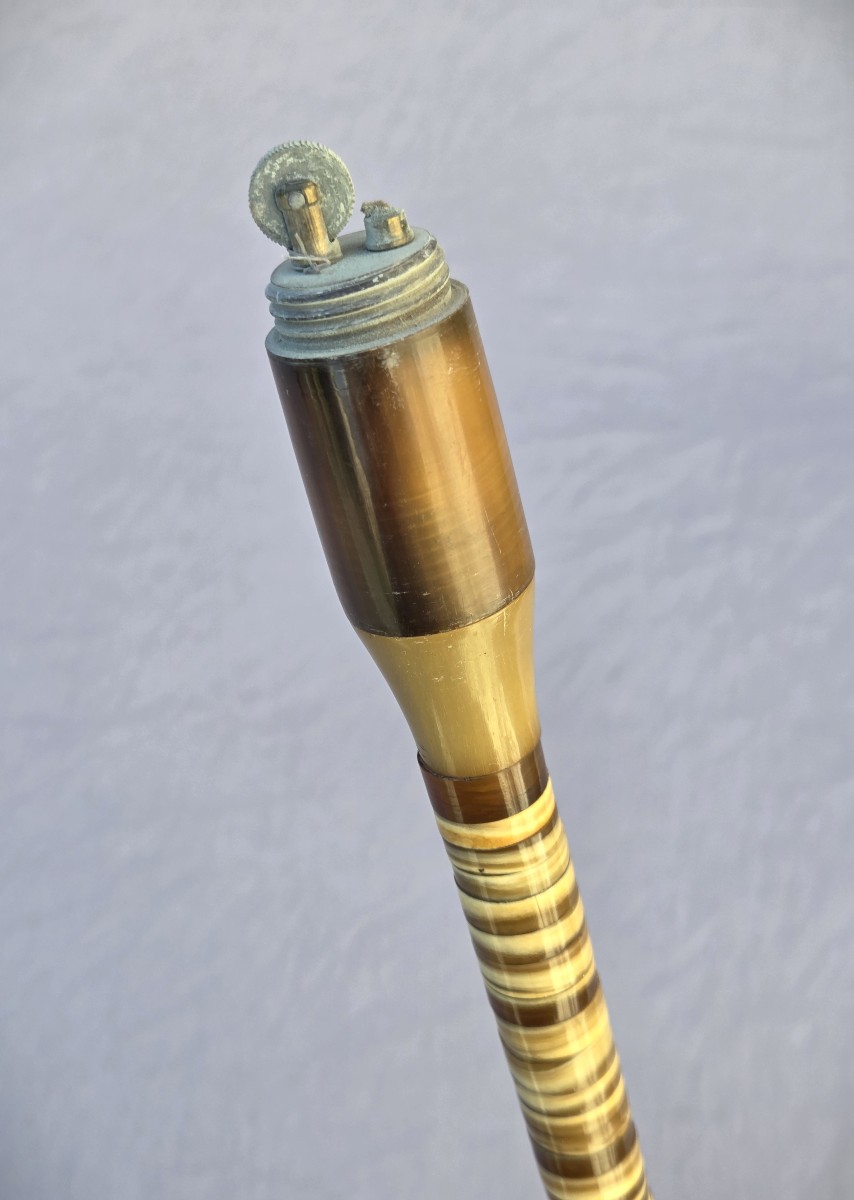 Canne ancienne à système dissimulant un briquet à essence