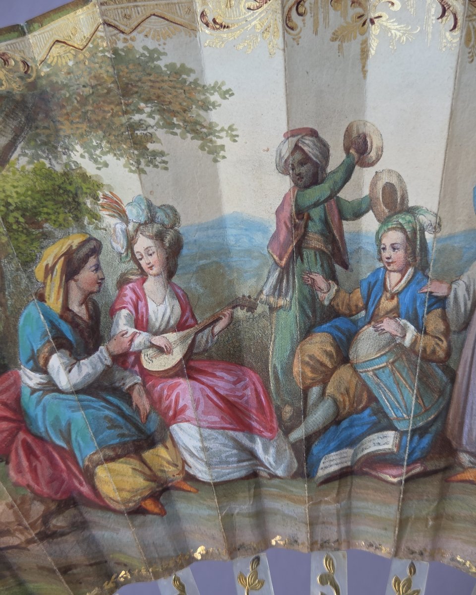 Eventail ancien XIXe siècle, les musiciens, peau et nacre-photo-2