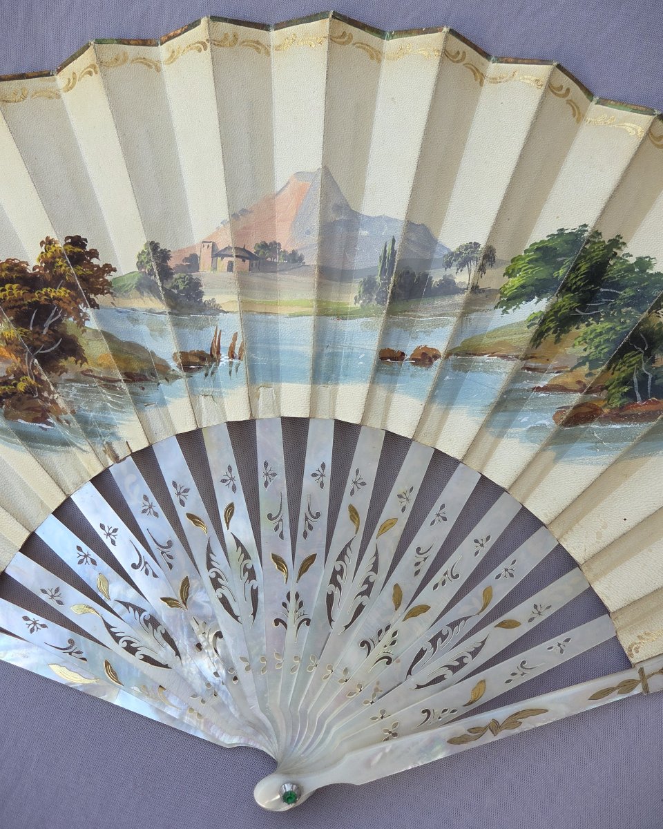 Eventail ancien XIXe siècle, les musiciens, peau et nacre-photo-1