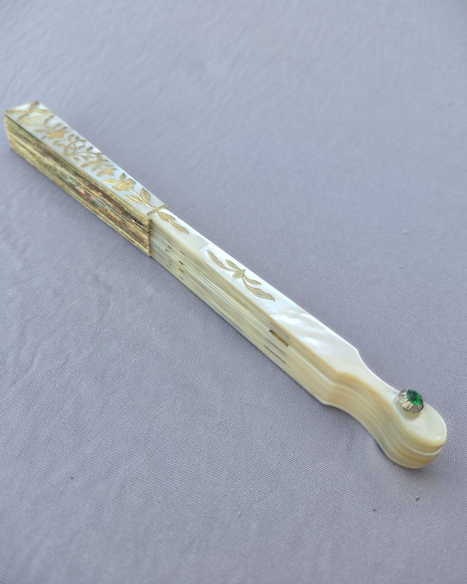 Eventail ancien XIXe siècle, les musiciens, peau et nacre-photo-2