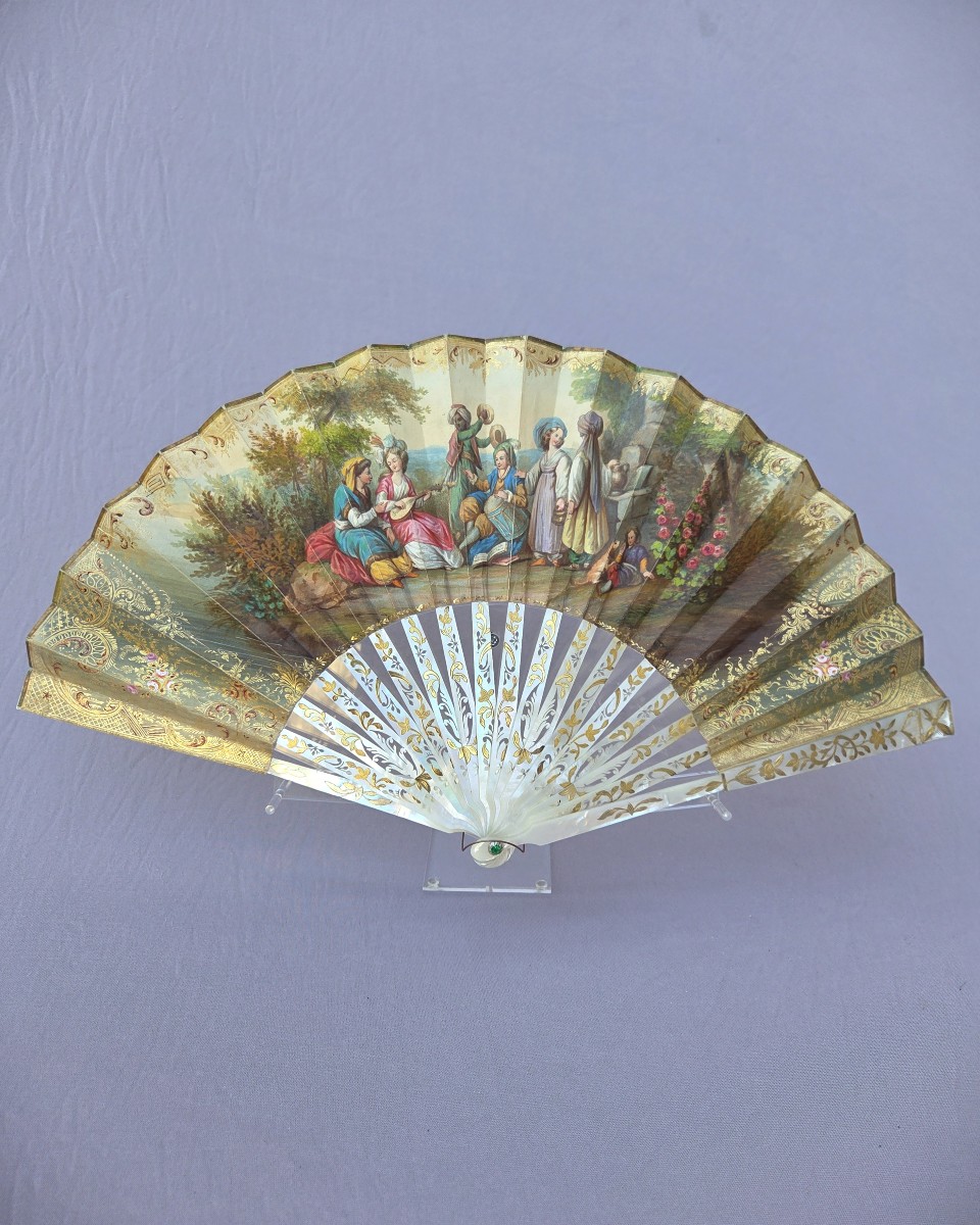 Eventail ancien XIXe siècle, les musiciens, peau et nacre