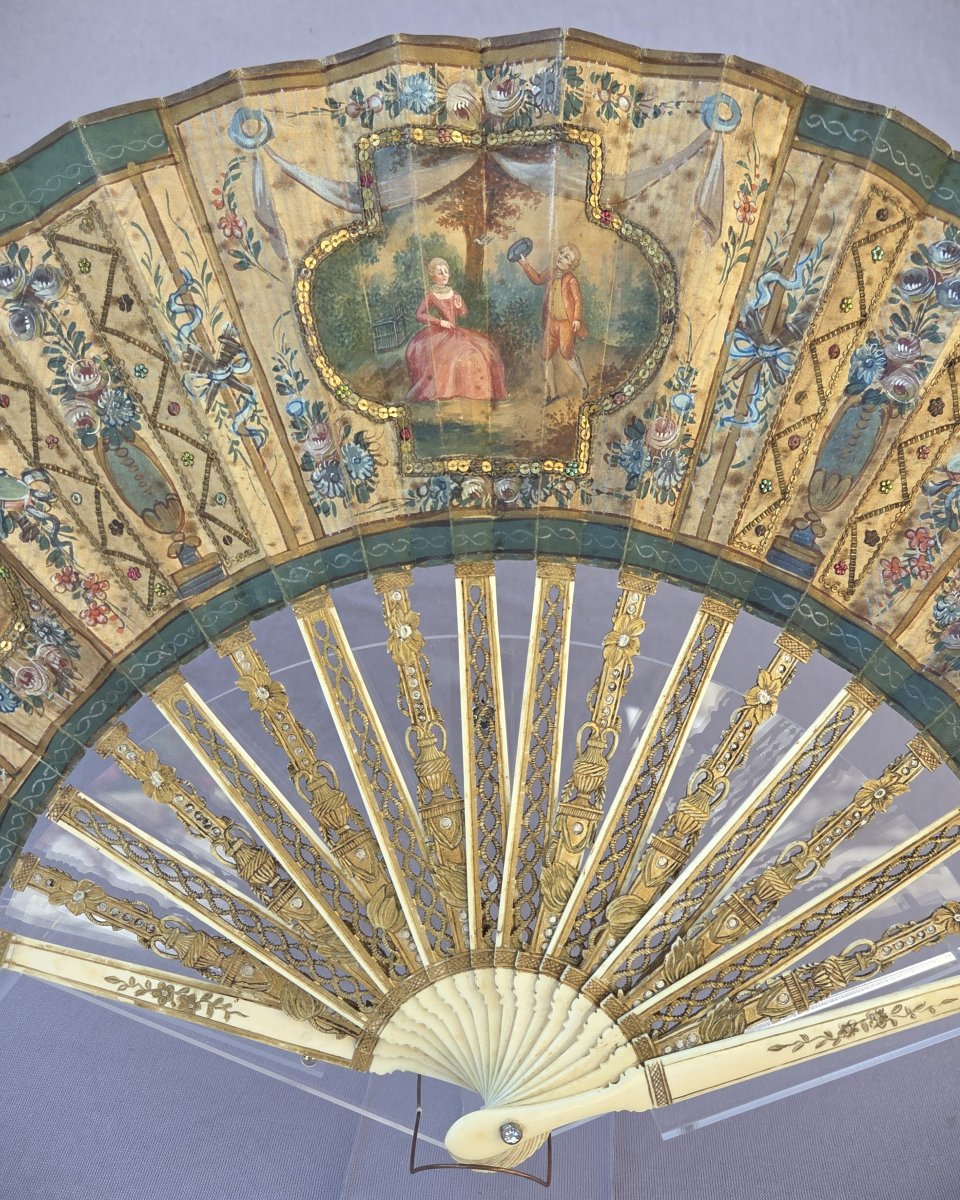 Eventail dit « Pastiche Louis XVI » - Soie peinte et rebrodé de paillettes dorées et colorées-photo-2