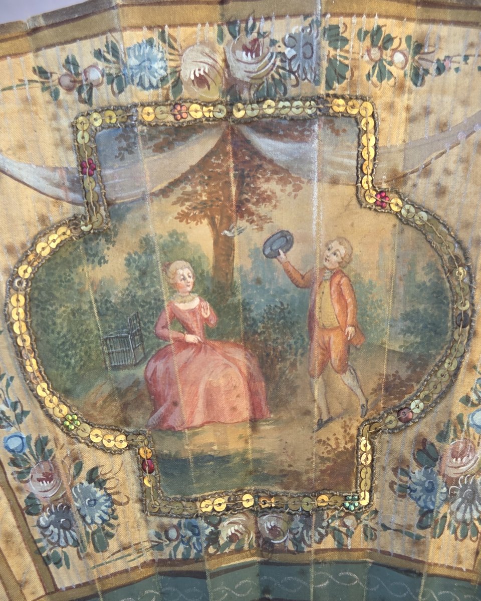 Eventail dit « Pastiche Louis XVI » - Soie peinte et rebrodé de paillettes dorées et colorées-photo-3