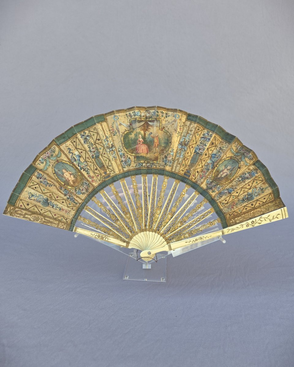 Eventail dit « Pastiche Louis XVI » - Soie peinte et rebrodé de paillettes dorées et colorées-photo-2