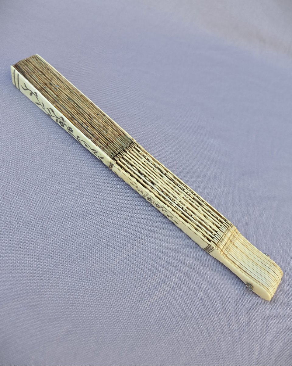 Eventail dit « Pastiche Louis XVI » - Soie peinte et rebrodé de paillettes dorées et colorées-photo-5