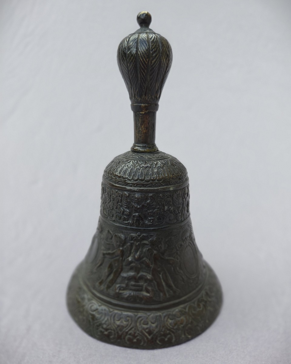 Cloche en bronze à décor de putti, XVIIIe siècle