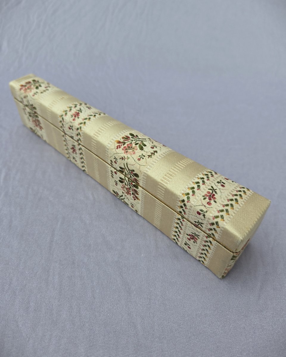 Antique Mother-of-pearl And Gouache Fan On Silk In Its Embroidered Box-photo-3