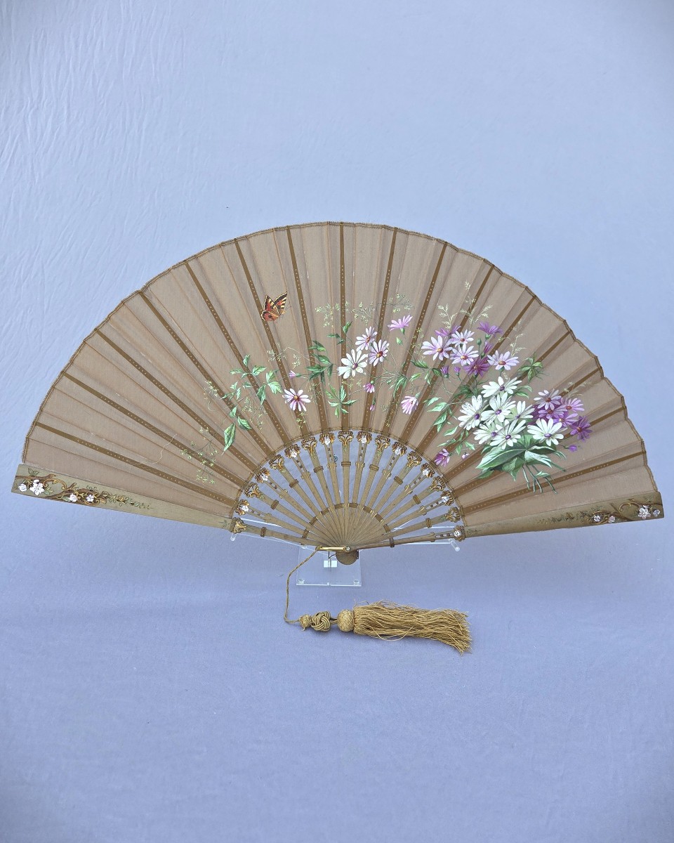 Eventail peint de fleurs et papillons vers 1900