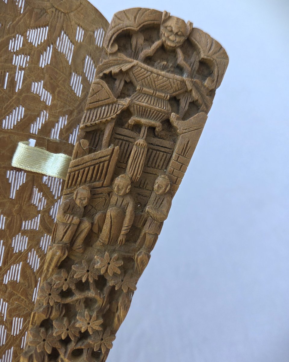 Engraved Sandalwood Fan, China, Canton 19th Century-photo-2