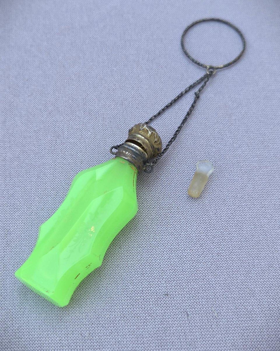 Flacon à sels opaline verte avec anneau, XIXe siècle-photo-2