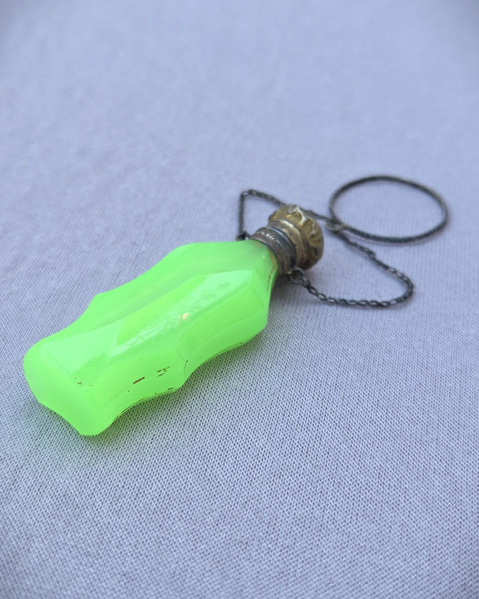 Flacon à sels opaline verte avec anneau, XIXe siècle-photo-3