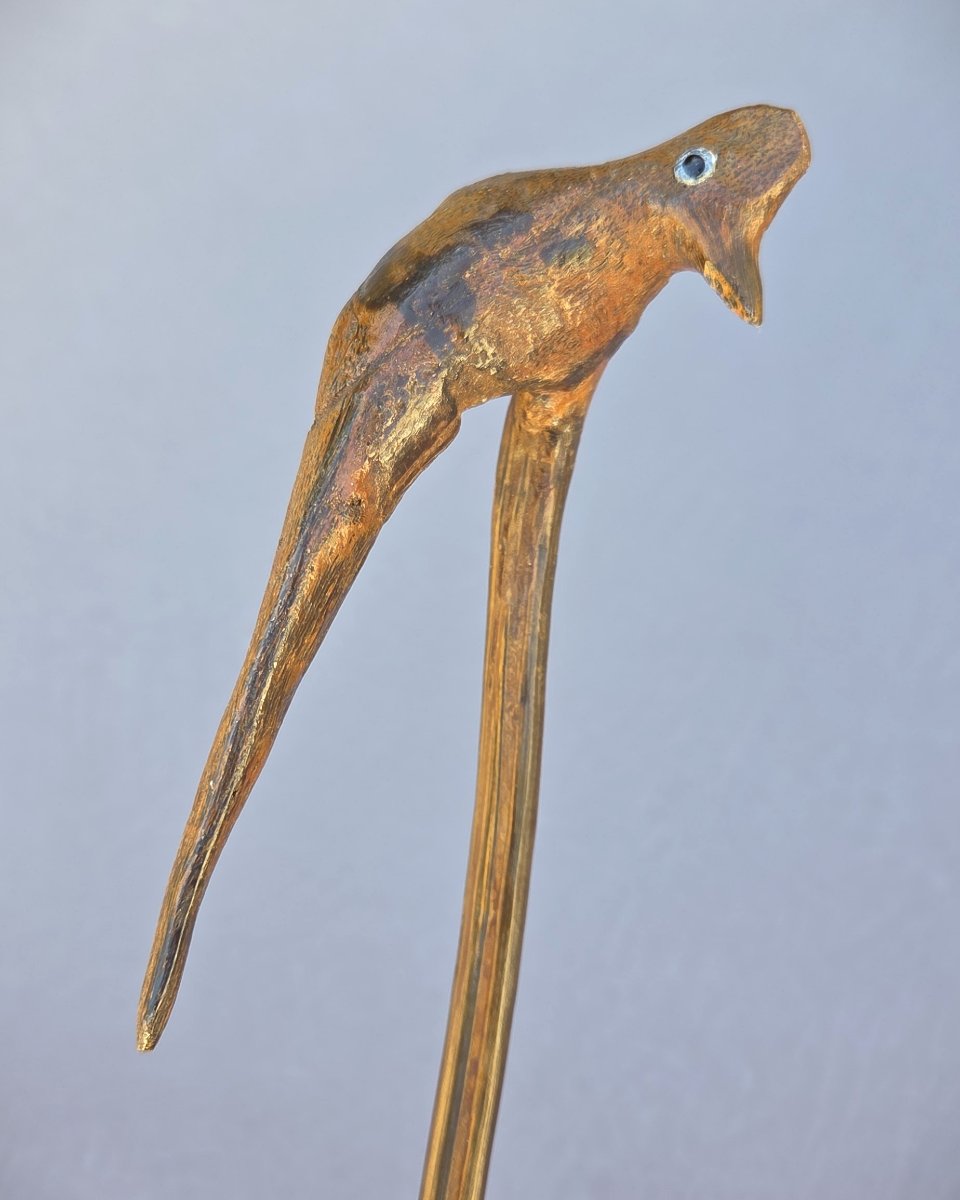 Canne Art populaire en bois sculpté à décor d’un oiseaux