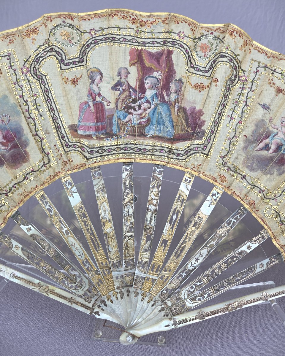 Eventail époque Louis XVI, gouache sur soie « La présentation du nouveau né »-photo-2