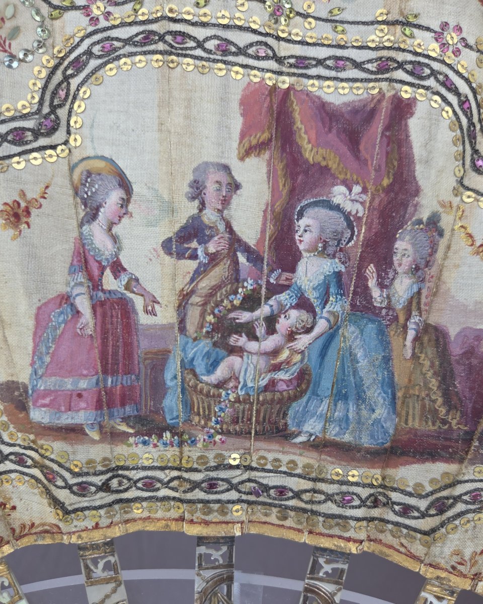 Eventail époque Louis XVI, gouache sur soie « La présentation du nouveau né »-photo-3