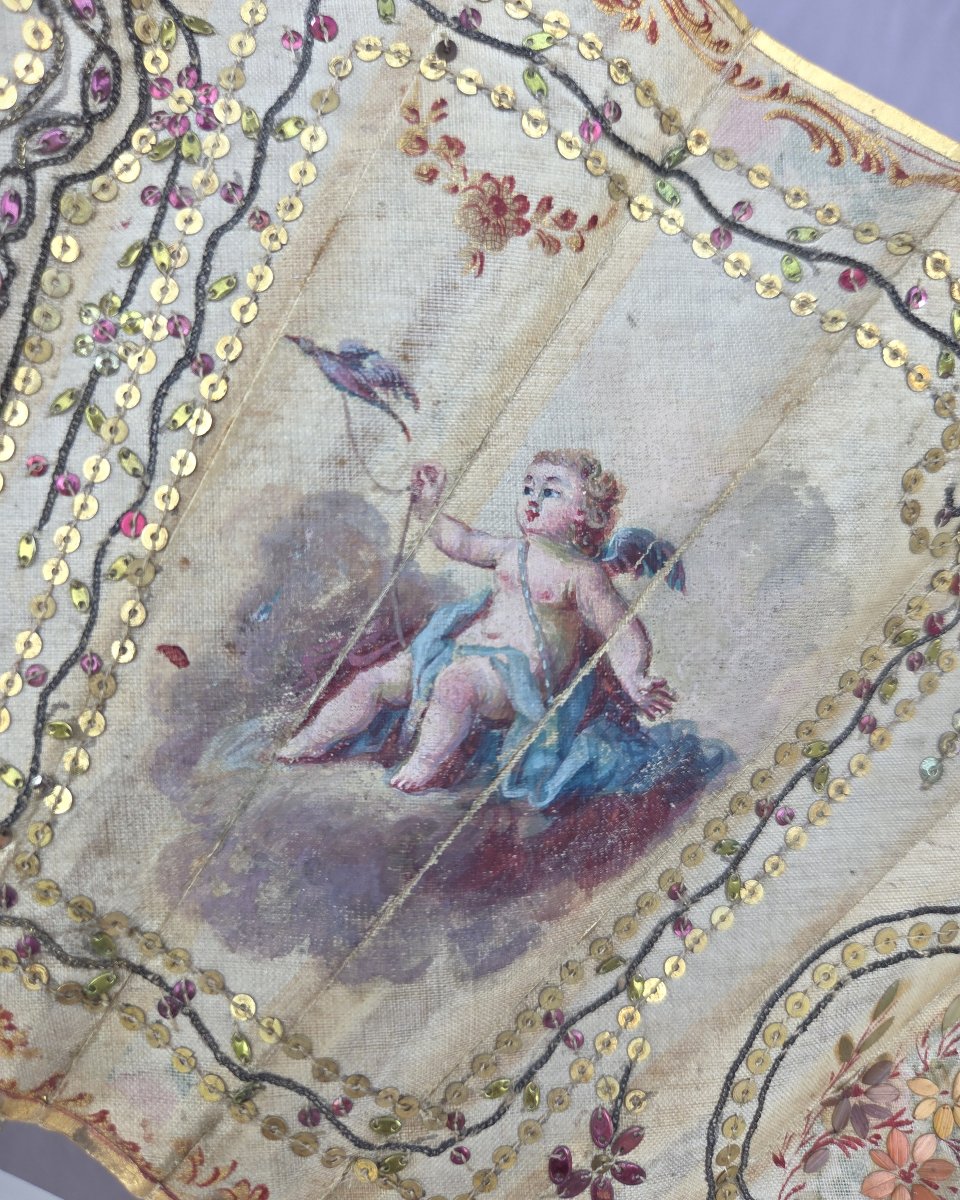 Eventail époque Louis XVI, gouache sur soie « La présentation du nouveau né »-photo-1