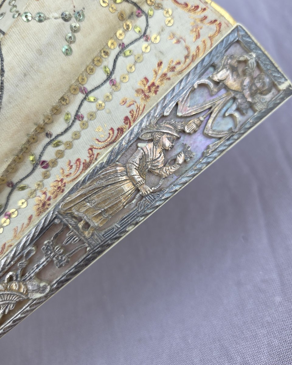 Eventail époque Louis XVI, gouache sur soie « La présentation du nouveau né »-photo-2