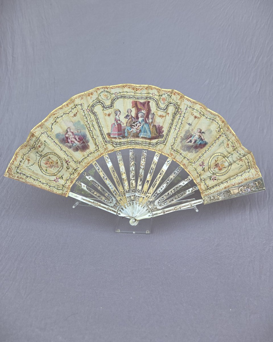 Eventail époque Louis XVI, gouache sur soie « La présentation du nouveau né »