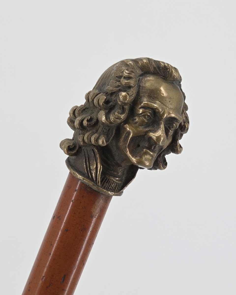 Canne dite « casse tête » au lourd pommeau en bronze représentant Voltaire