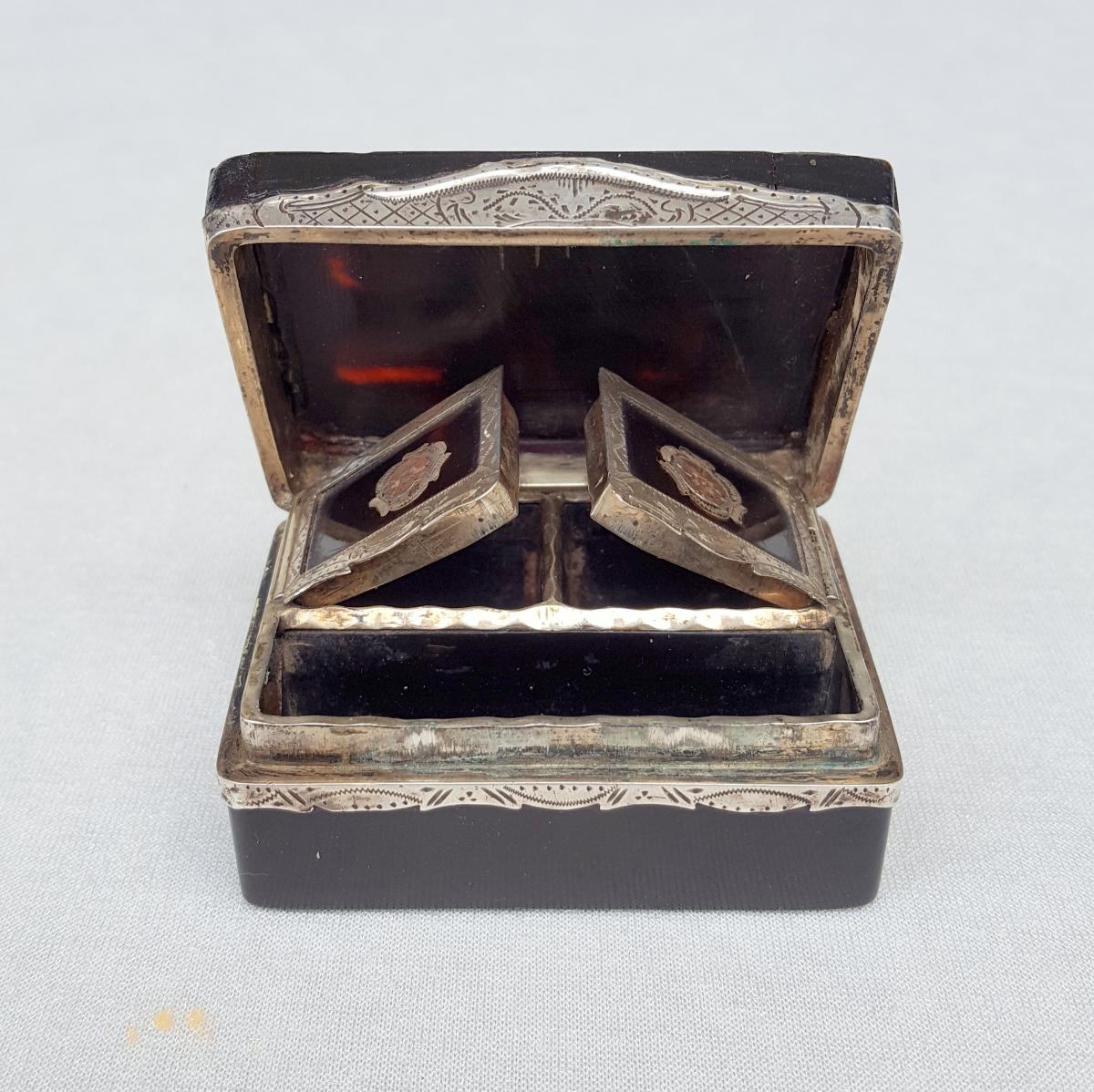 Boîte à mouche écaille et argent, XVIIIe siècle 