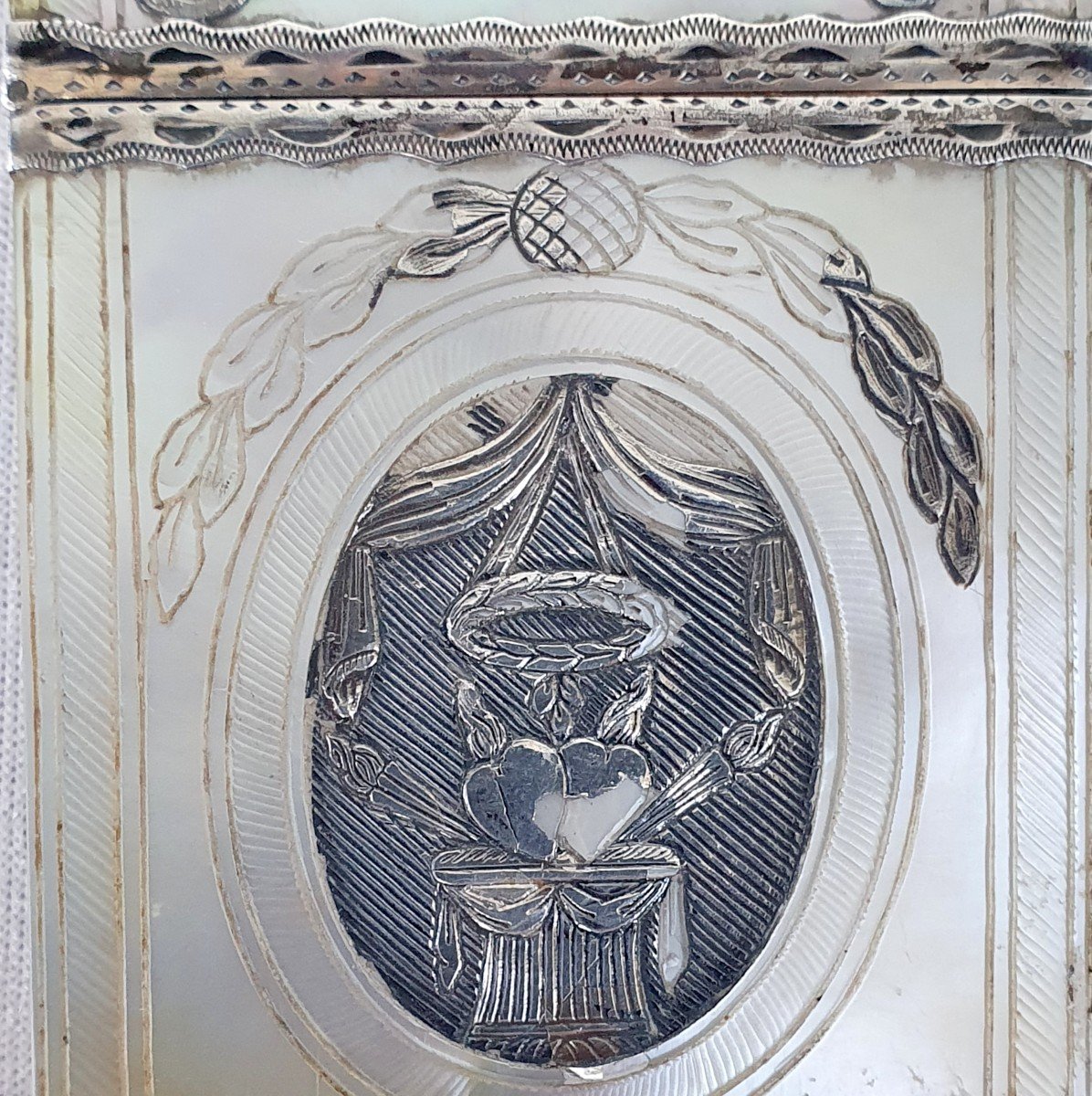 Etui, souvenir d’amitié, nacre et argent, époque Louis XVI-photo-1