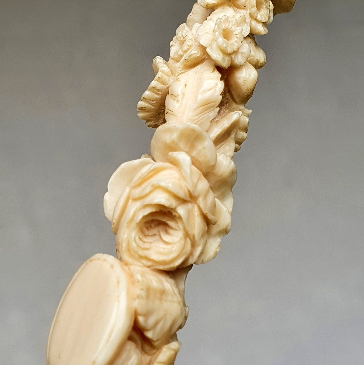 Ombrelle ancienne au manche sculpté de roses, XIXe siècle-photo-2