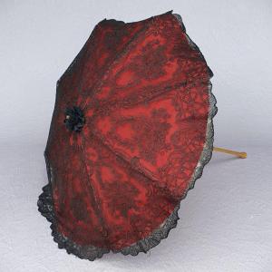 Ombrelle ancienne, époque Napoléon III, Soie rouge et dentelle, manche corne