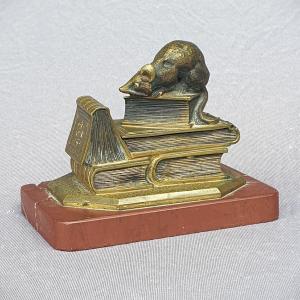 Boite à timbre en bronze, souris sur une pile de livres, début XXe
