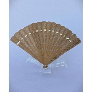Éventail en bois de santal gravé, Chine, Canton XIX siècle