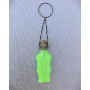 Flacon à sels opaline verte avec anneau, XIXe siècle
