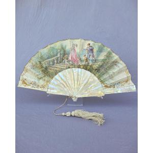 Eventail ancien peint gouache sur peau et signé, monture en nacre