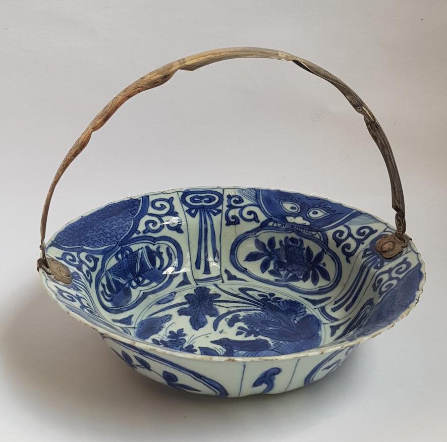 “kraak” Bowl From The Wanli Period (1573-1620) In Blue And White Porcelain With Silver Handle